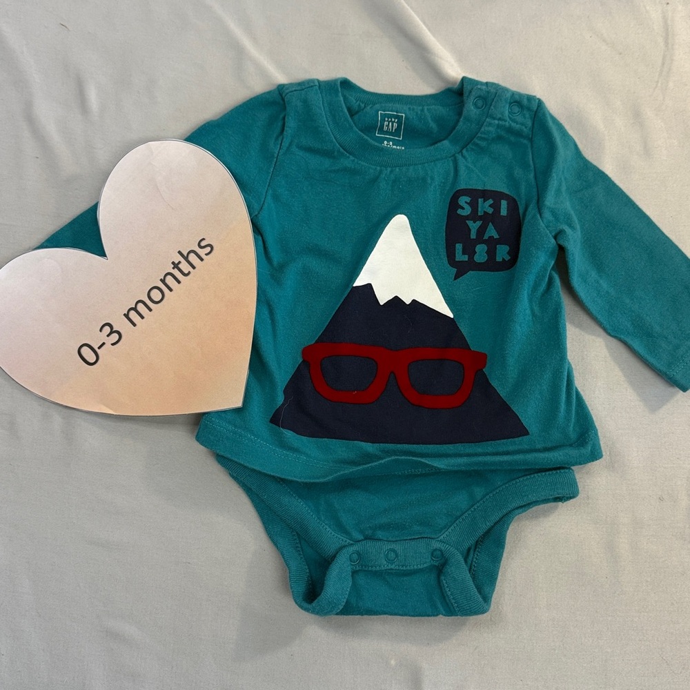 GAP - long sleeve Winter design bodysuit dress. Size 0-3 months
